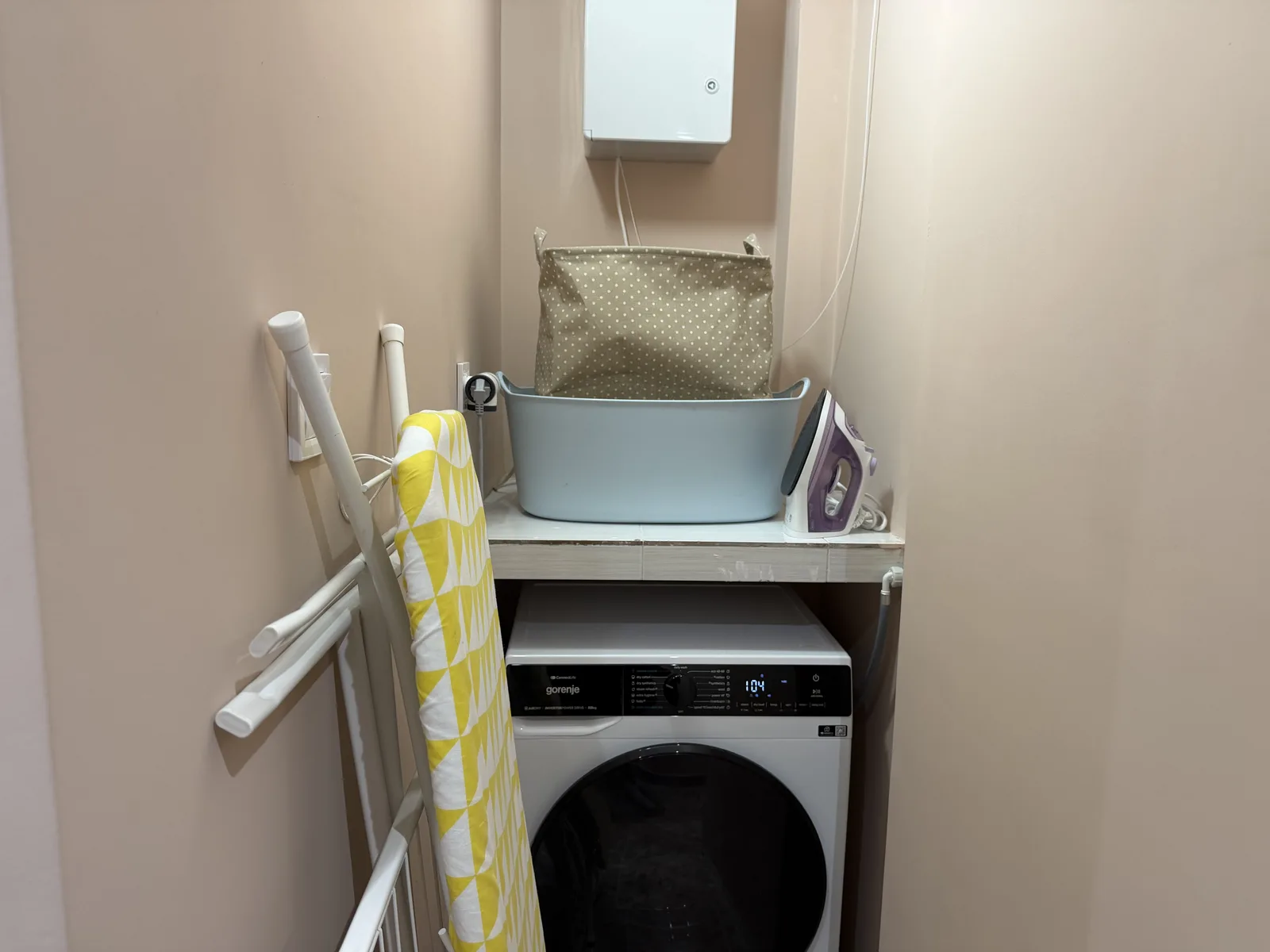 Laundry room with washing machine